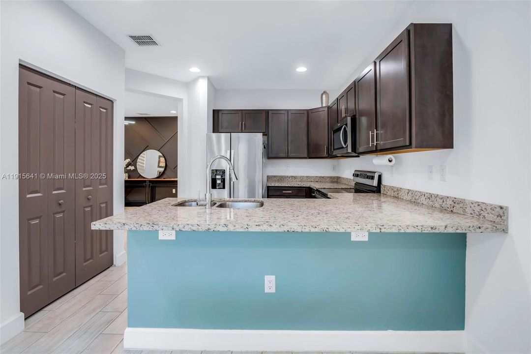 待售: $549,999 (4 贝兹, 2 浴室, 2067 平方英尺)