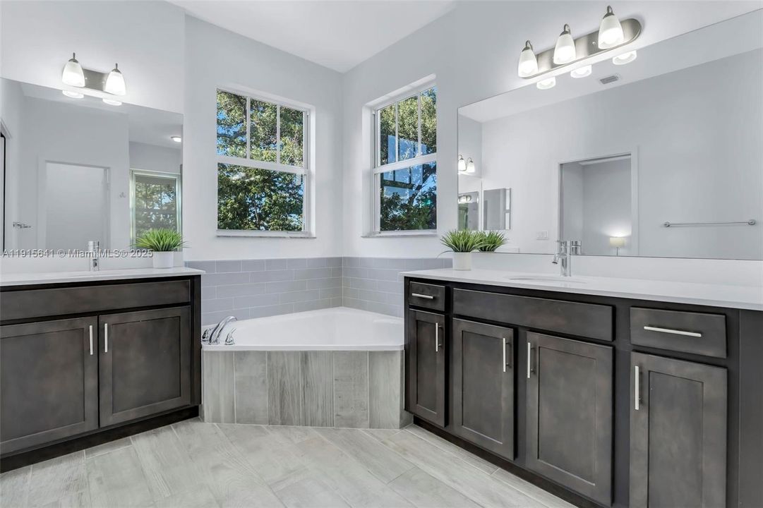 待售: $549,999 (4 贝兹, 2 浴室, 2067 平方英尺)