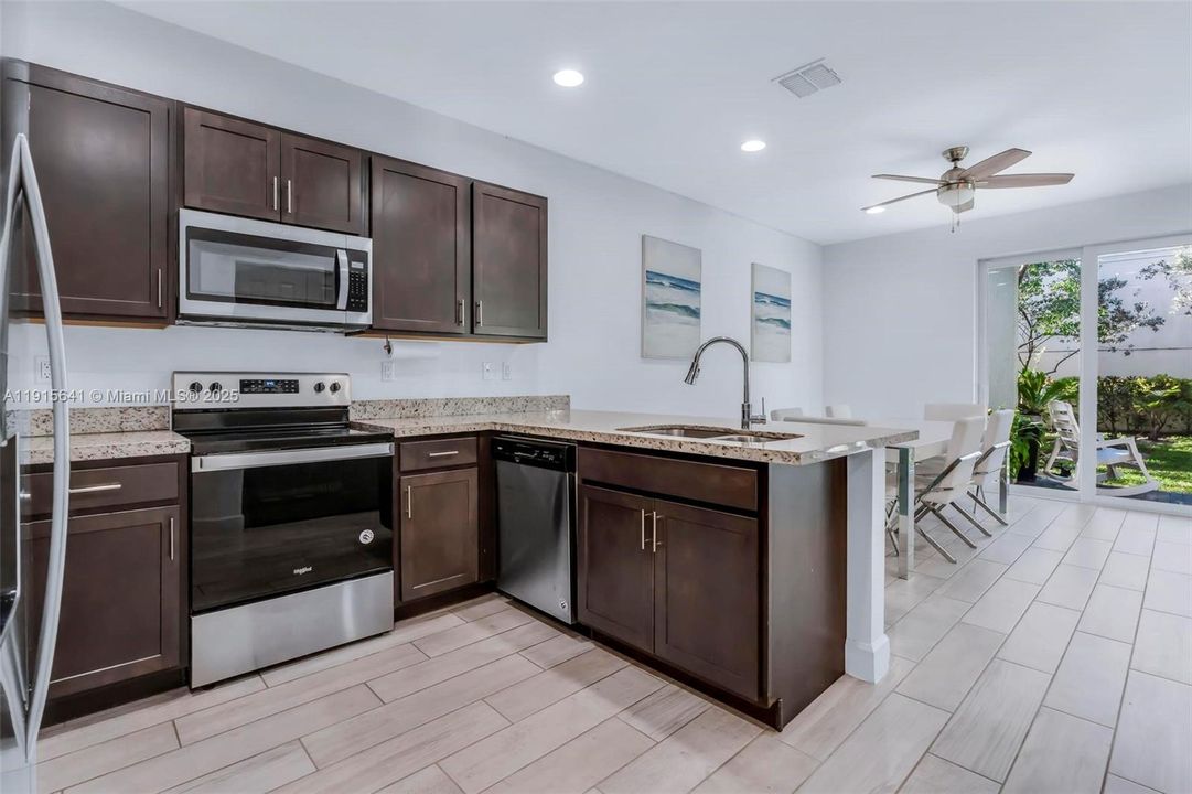 待售: $549,999 (4 贝兹, 2 浴室, 2067 平方英尺)