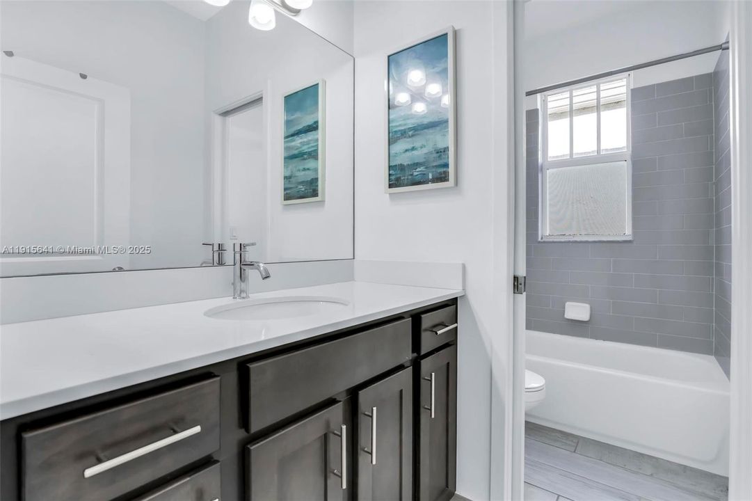 待售: $549,999 (4 贝兹, 2 浴室, 2067 平方英尺)