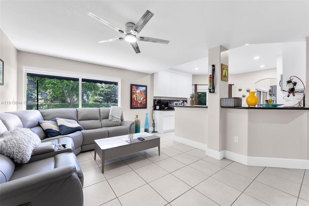 Под контрактом: $789,000 (4 спален, 3 ванн, 2351 Квадратных фут)