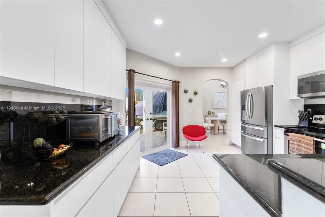 Под контрактом: $789,000 (4 спален, 3 ванн, 2351 Квадратных фут)