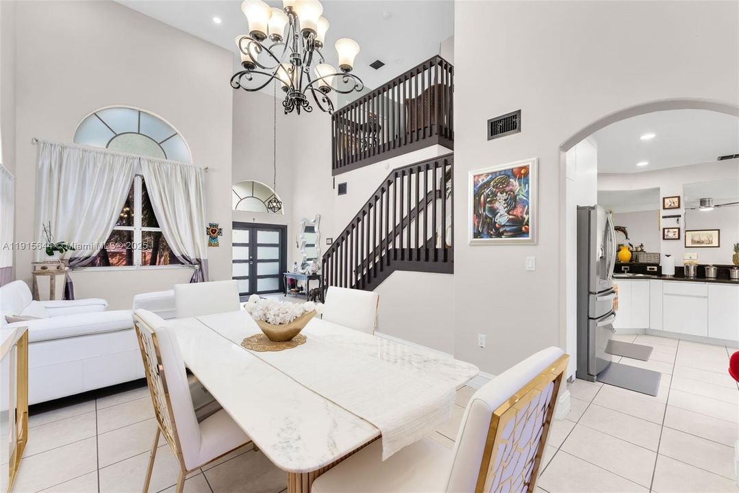 Под контрактом: $789,000 (4 спален, 3 ванн, 2351 Квадратных фут)