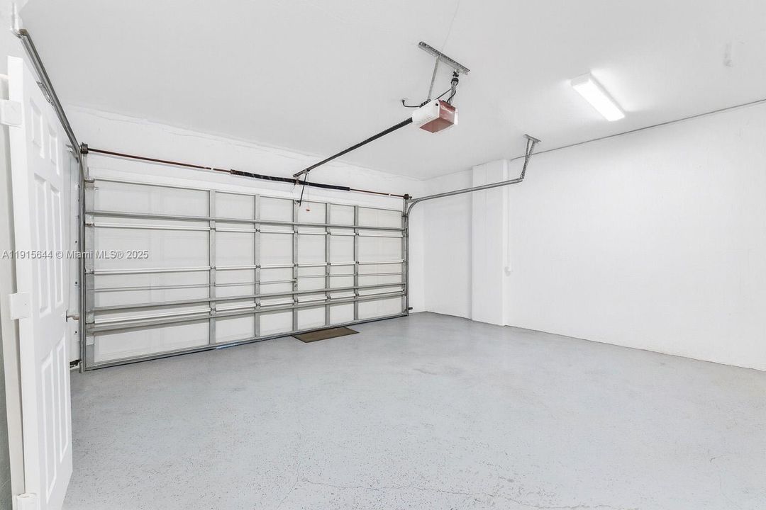 Под контрактом: $789,000 (4 спален, 3 ванн, 2351 Квадратных фут)