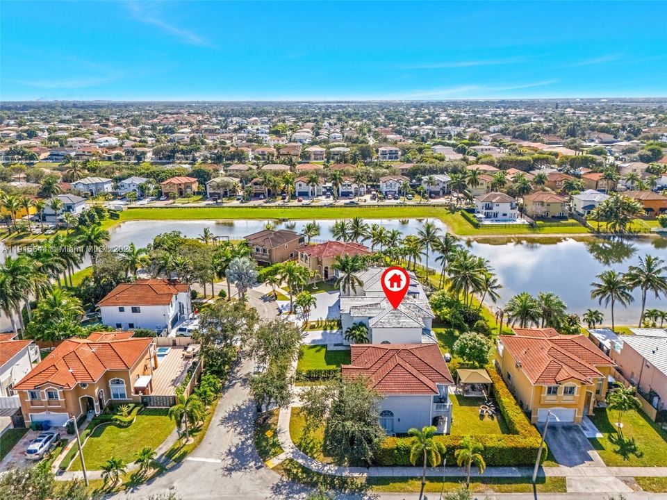 Под контрактом: $789,000 (4 спален, 3 ванн, 2351 Квадратных фут)