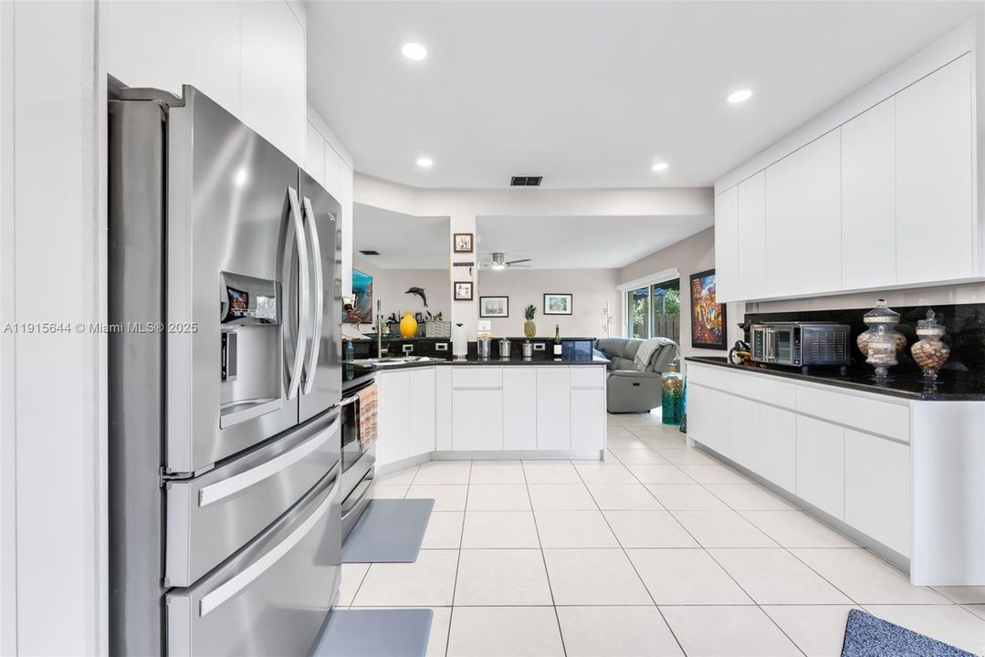 Под контрактом: $789,000 (4 спален, 3 ванн, 2351 Квадратных фут)