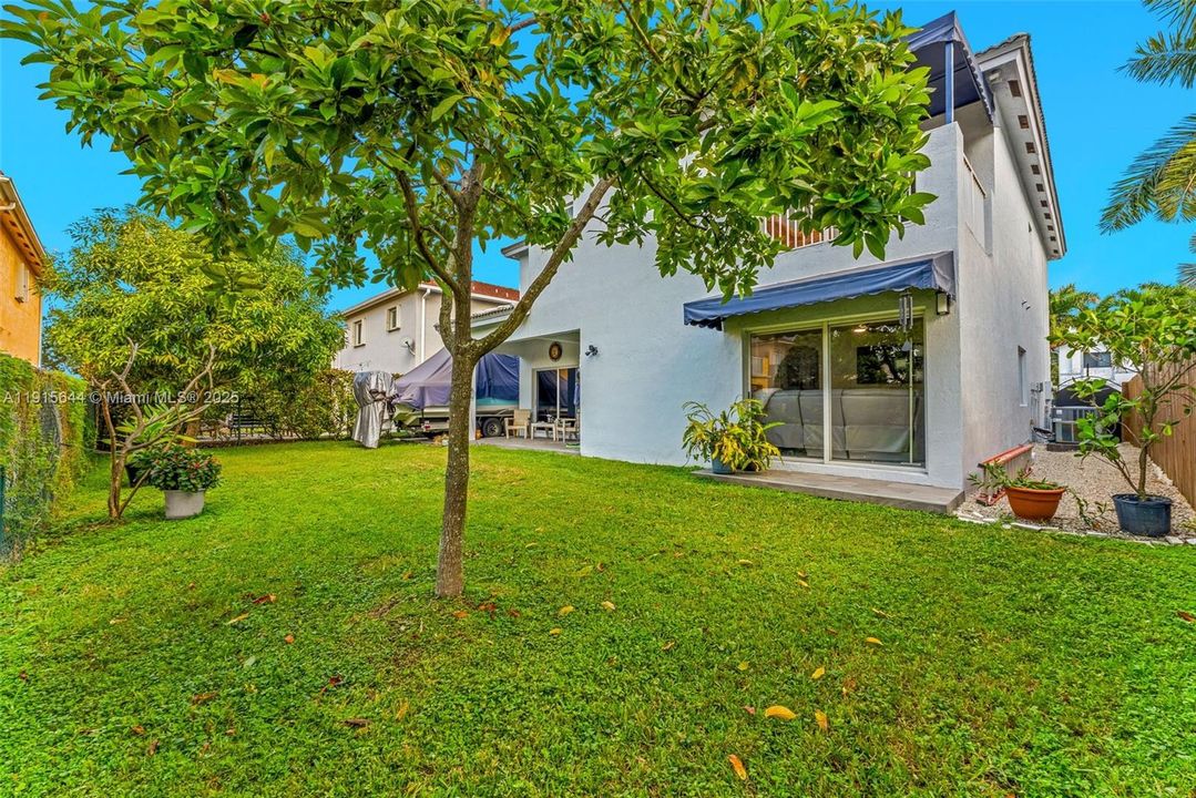 Под контрактом: $789,000 (4 спален, 3 ванн, 2351 Квадратных фут)