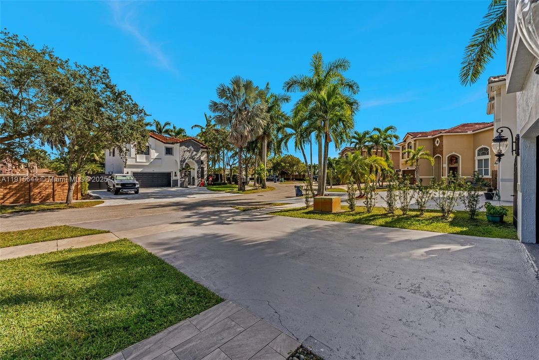 Под контрактом: $789,000 (4 спален, 3 ванн, 2351 Квадратных фут)