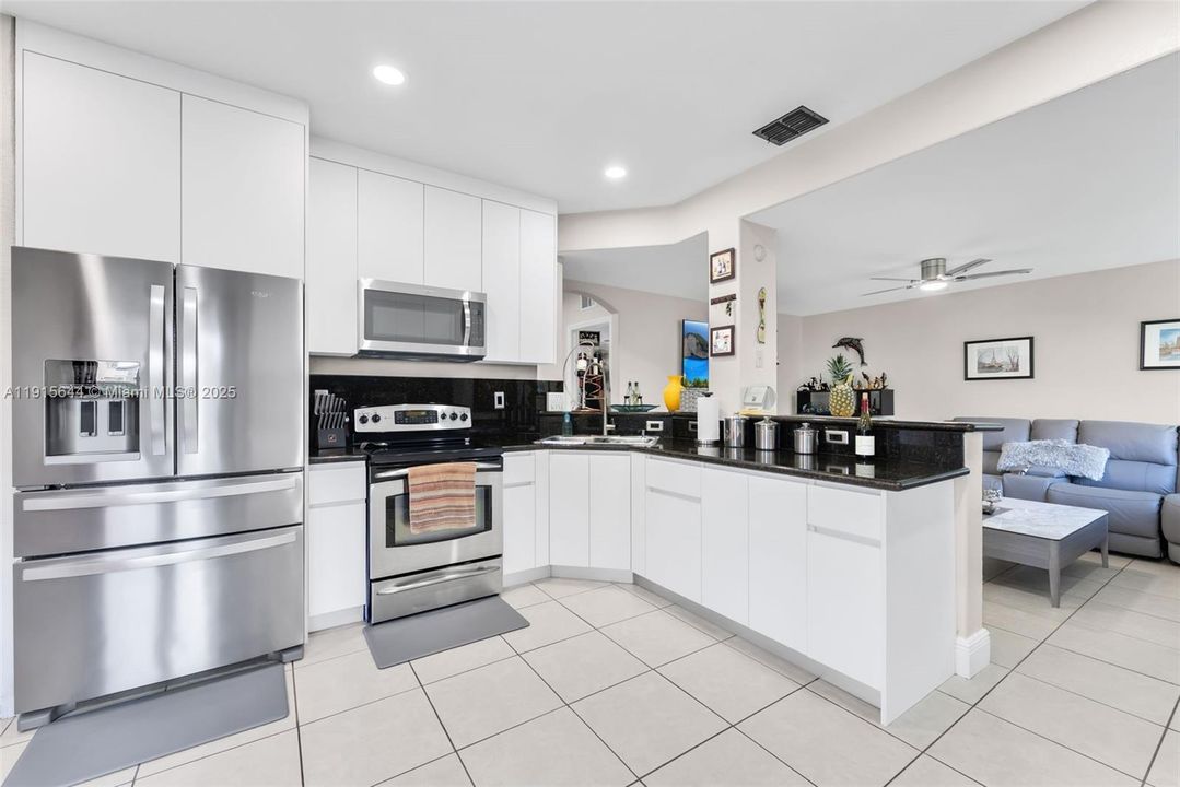 Под контрактом: $789,000 (4 спален, 3 ванн, 2351 Квадратных фут)