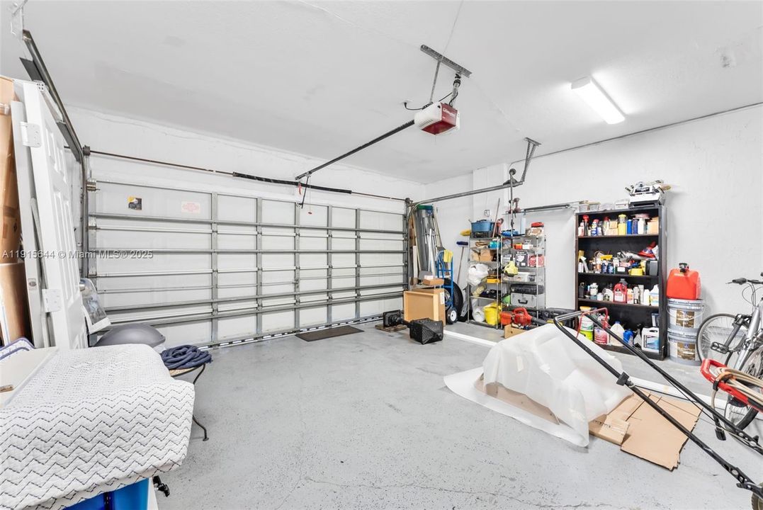 Под контрактом: $789,000 (4 спален, 3 ванн, 2351 Квадратных фут)