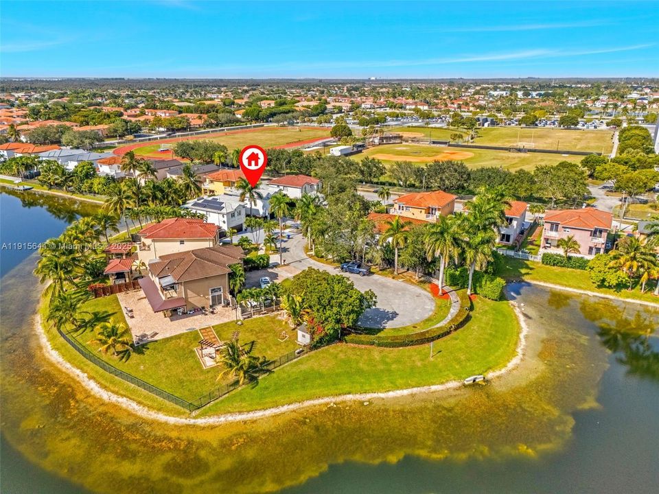 Под контрактом: $789,000 (4 спален, 3 ванн, 2351 Квадратных фут)