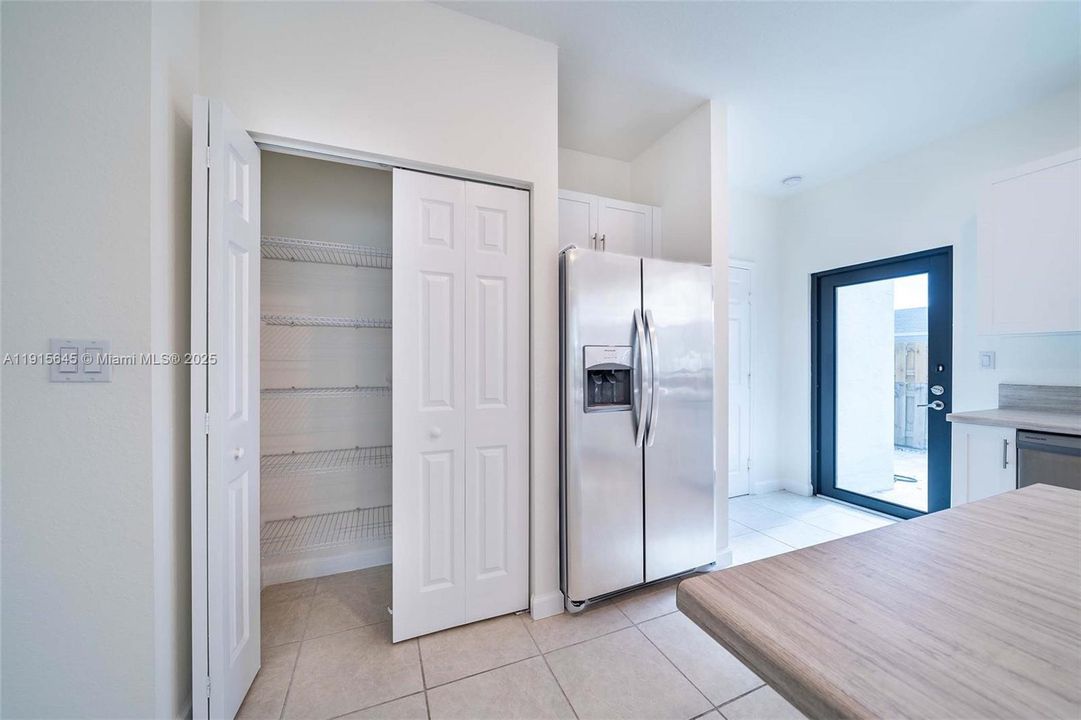 En Venta: $555,000 (3 camas, 2 baños, 1586 Pies cuadrados)