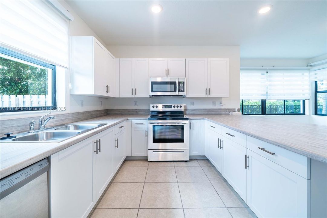 En Venta: $555,000 (3 camas, 2 baños, 1586 Pies cuadrados)