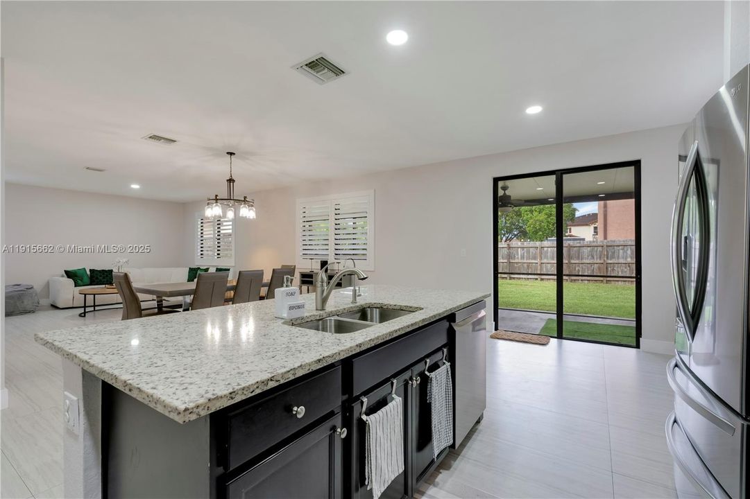 En Venta: $575,000 (5 camas, 3 baños, 2585 Pies cuadrados)