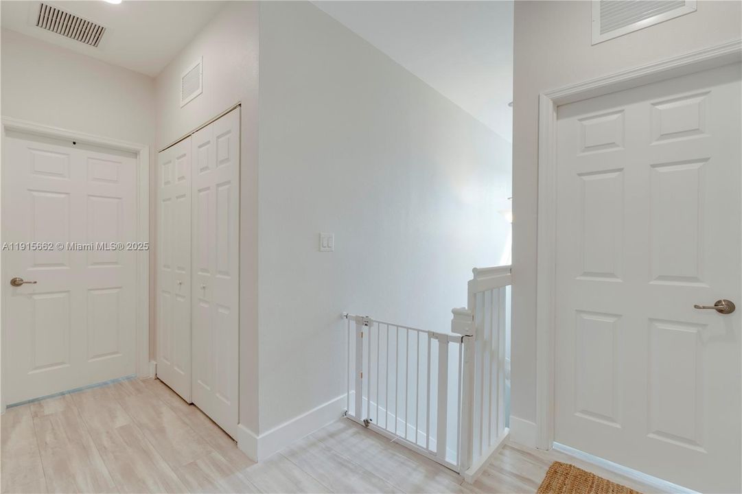 En Venta: $575,000 (5 camas, 3 baños, 2585 Pies cuadrados)