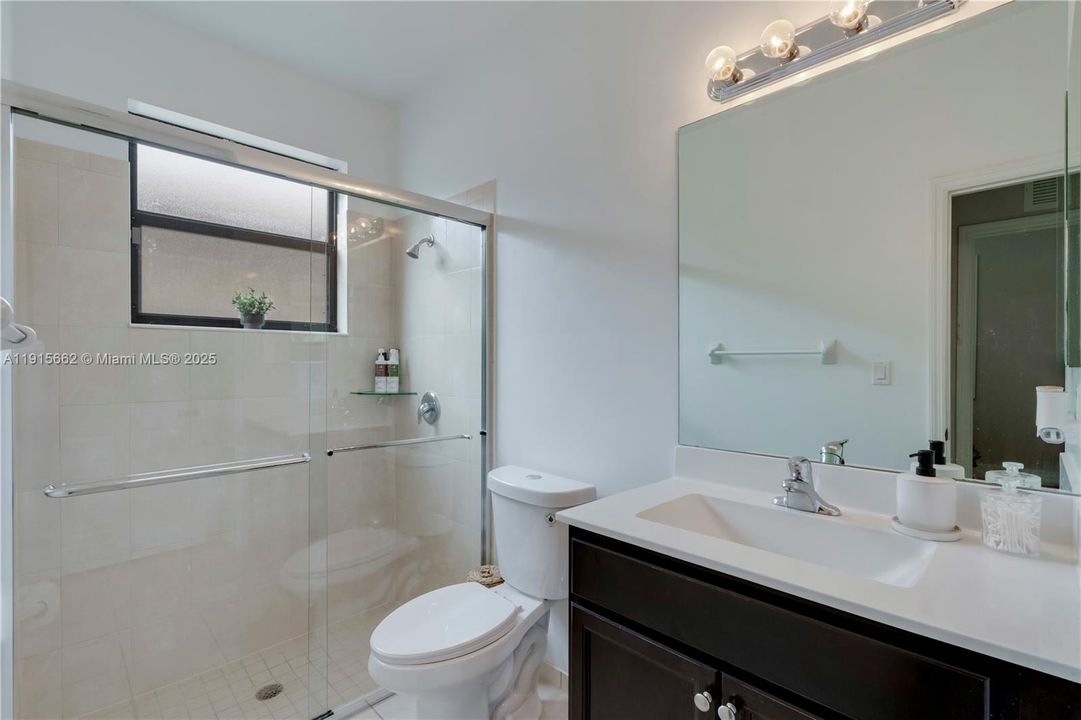 En Venta: $575,000 (5 camas, 3 baños, 2585 Pies cuadrados)