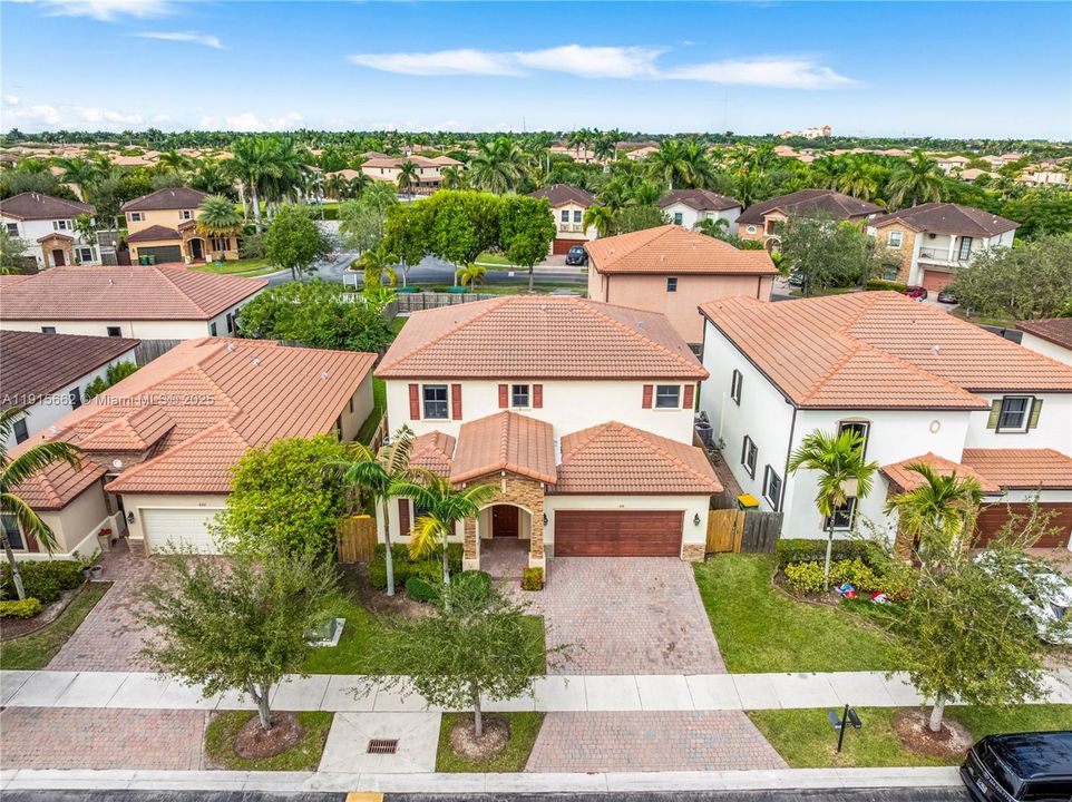 En Venta: $575,000 (5 camas, 3 baños, 2585 Pies cuadrados)