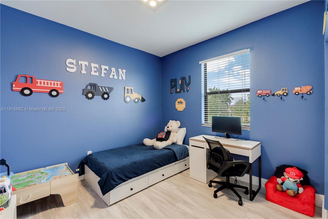 En Venta: $575,000 (5 camas, 3 baños, 2585 Pies cuadrados)