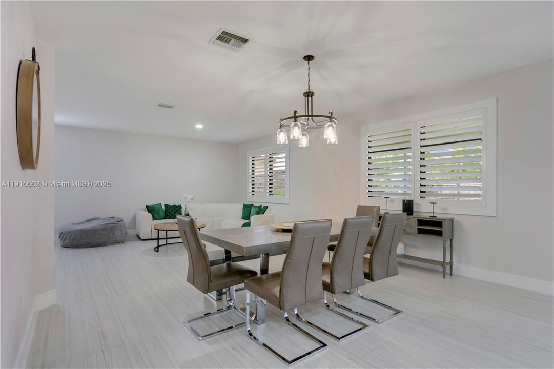 En Venta: $575,000 (5 camas, 3 baños, 2585 Pies cuadrados)