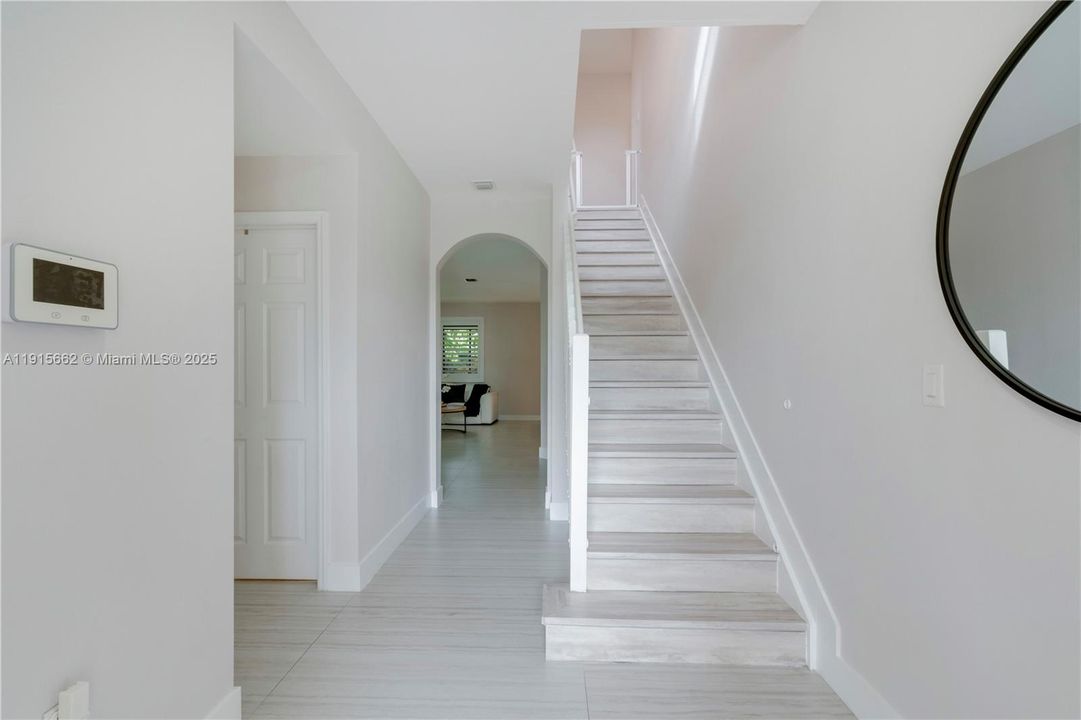 En Venta: $575,000 (5 camas, 3 baños, 2585 Pies cuadrados)