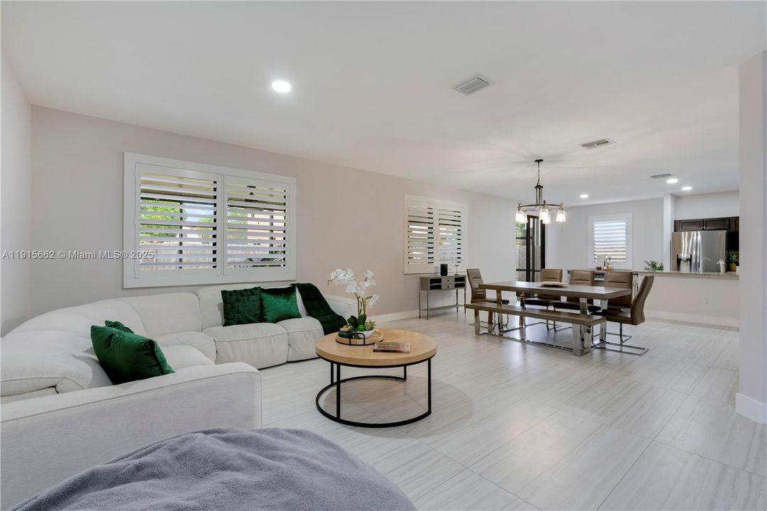 En Venta: $575,000 (5 camas, 3 baños, 2585 Pies cuadrados)