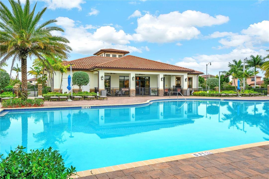 En Venta: $575,000 (5 camas, 3 baños, 2585 Pies cuadrados)