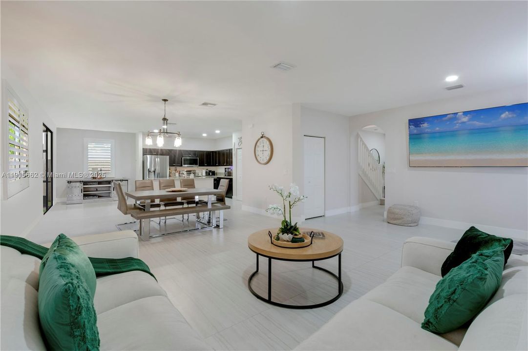 En Venta: $575,000 (5 camas, 3 baños, 2585 Pies cuadrados)