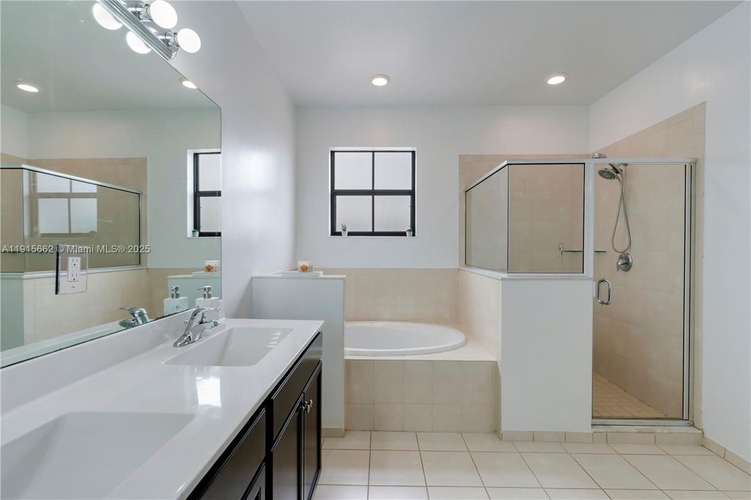 En Venta: $575,000 (5 camas, 3 baños, 2585 Pies cuadrados)