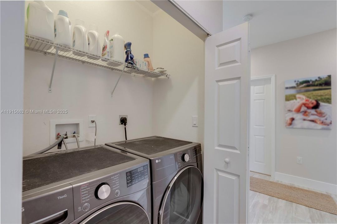 En Venta: $575,000 (5 camas, 3 baños, 2585 Pies cuadrados)