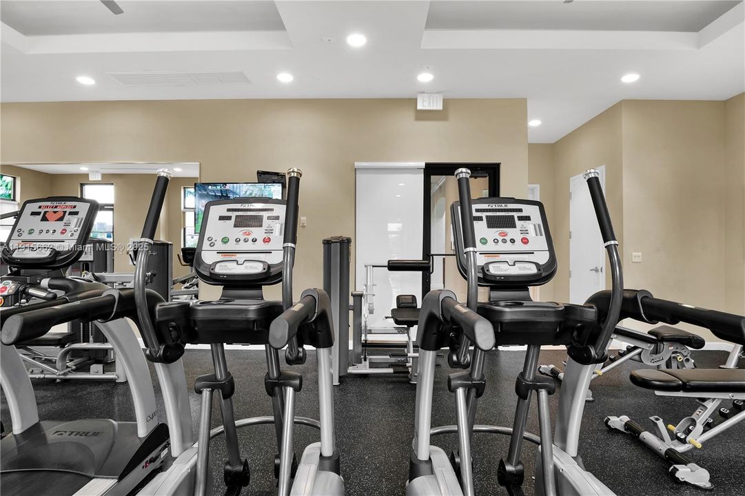 En Venta: $575,000 (5 camas, 3 baños, 2585 Pies cuadrados)