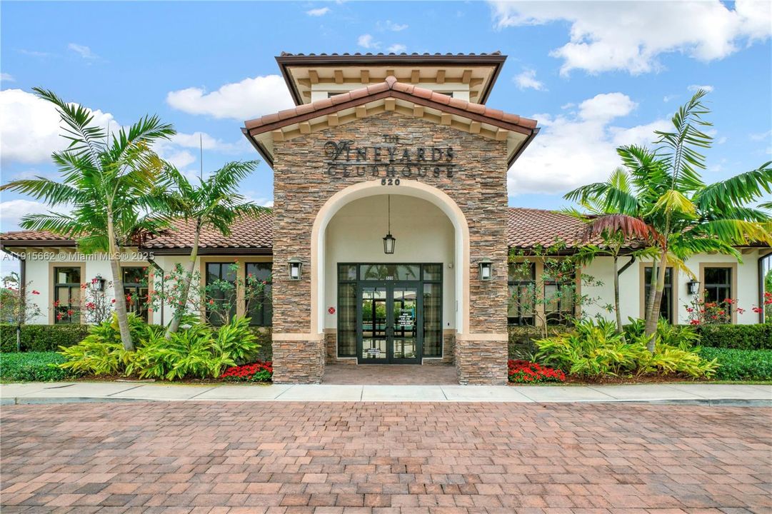 En Venta: $575,000 (5 camas, 3 baños, 2585 Pies cuadrados)