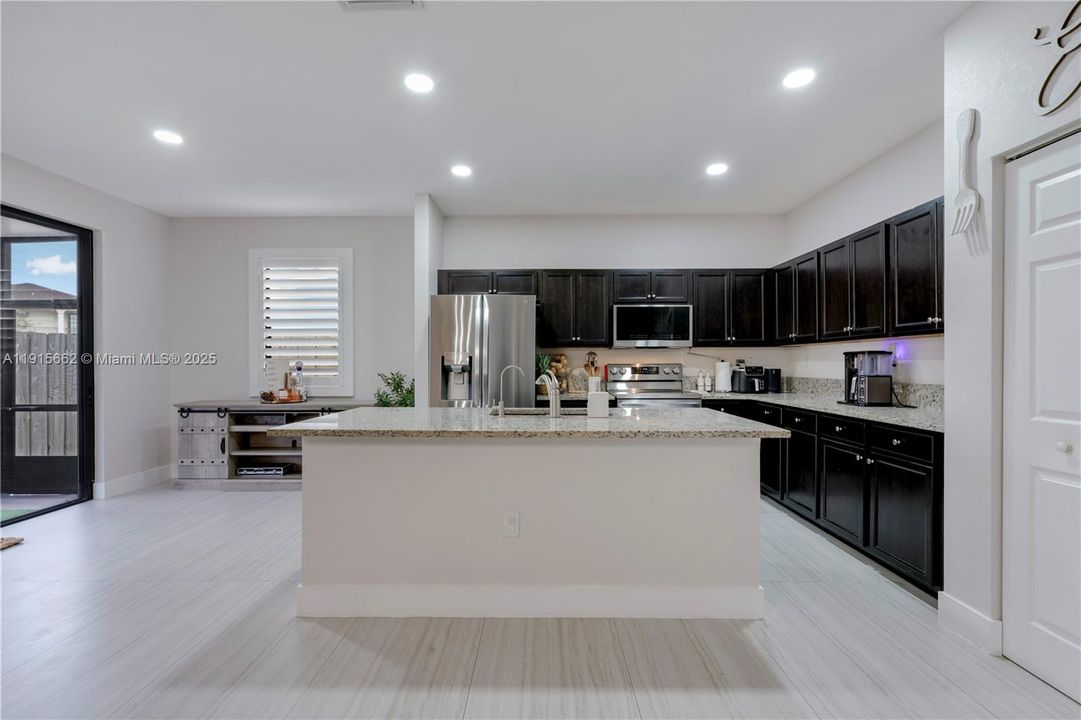 En Venta: $575,000 (5 camas, 3 baños, 2585 Pies cuadrados)