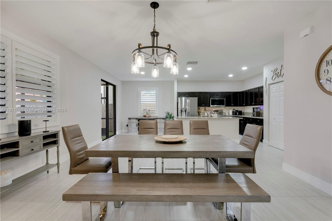 En Venta: $575,000 (5 camas, 3 baños, 2585 Pies cuadrados)