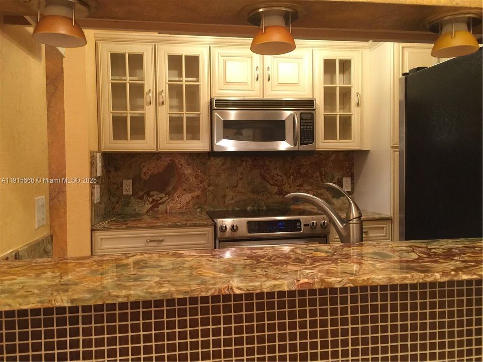 For Sale: $195,000 (1 beds, 1 baths, 620 Square Feet)