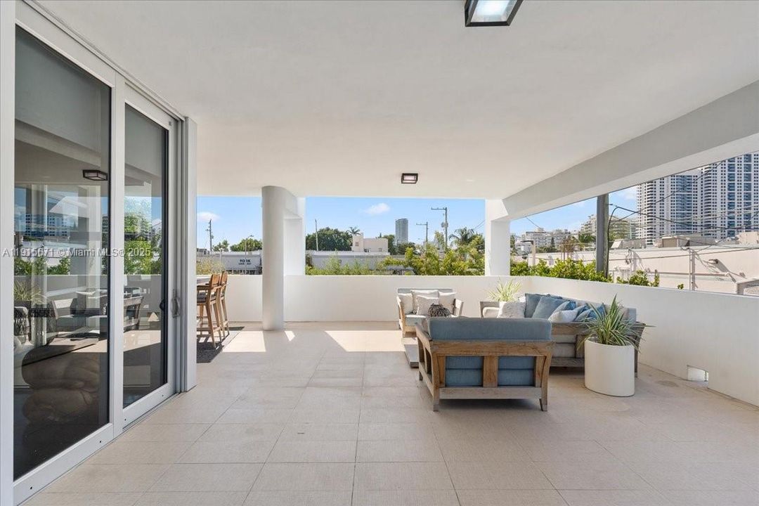 На продажу: $1,899,000 (2 спален, 2 ванн, 2496 Квадратных фут)