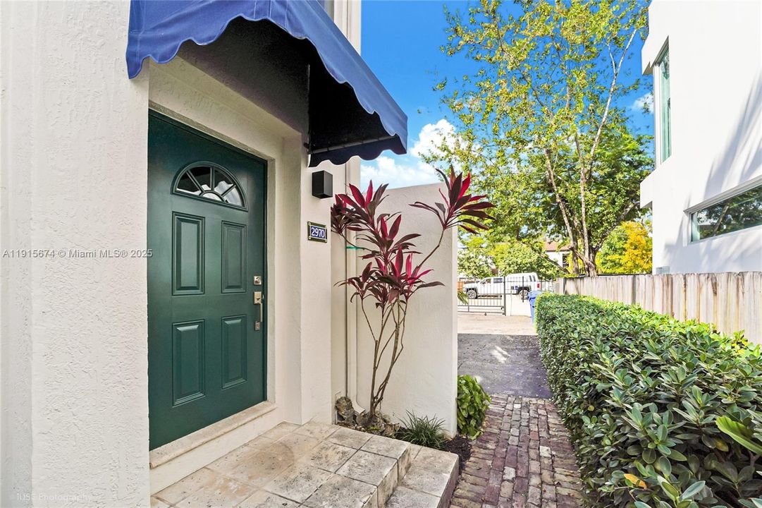 For Sale: $725,000 (2 beds, 1 baths, 840 Square Feet)