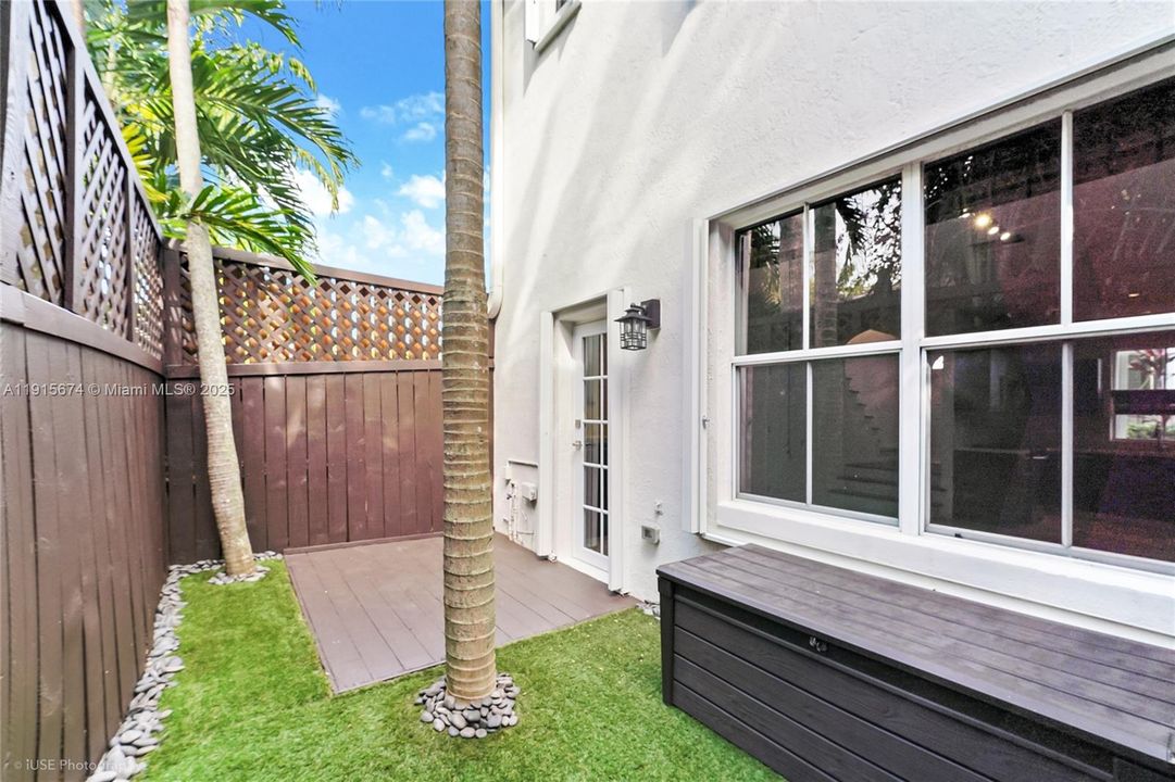 For Sale: $725,000 (2 beds, 1 baths, 840 Square Feet)