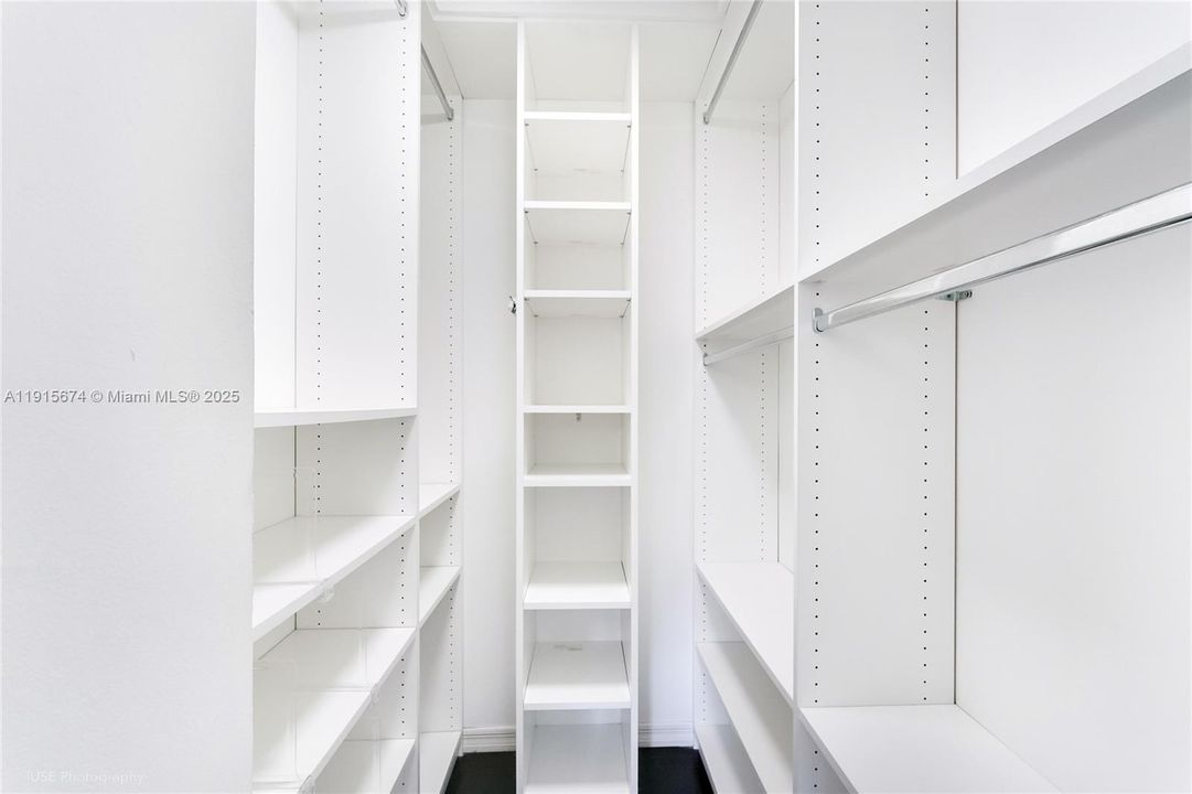 For Sale: $725,000 (2 beds, 1 baths, 840 Square Feet)