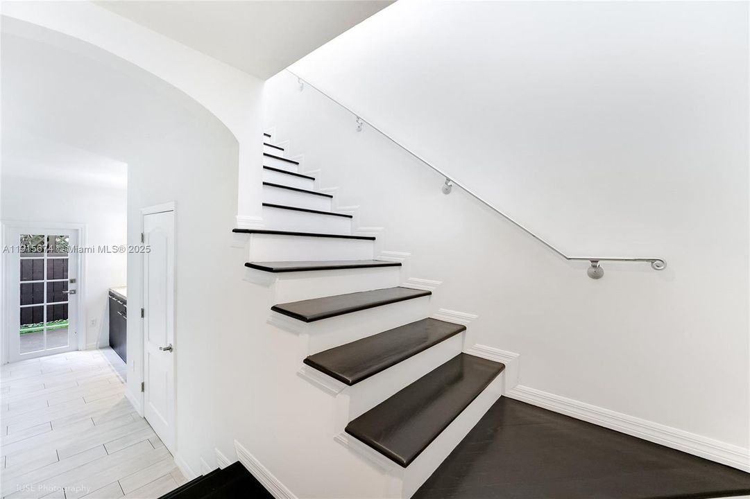 For Sale: $725,000 (2 beds, 1 baths, 840 Square Feet)