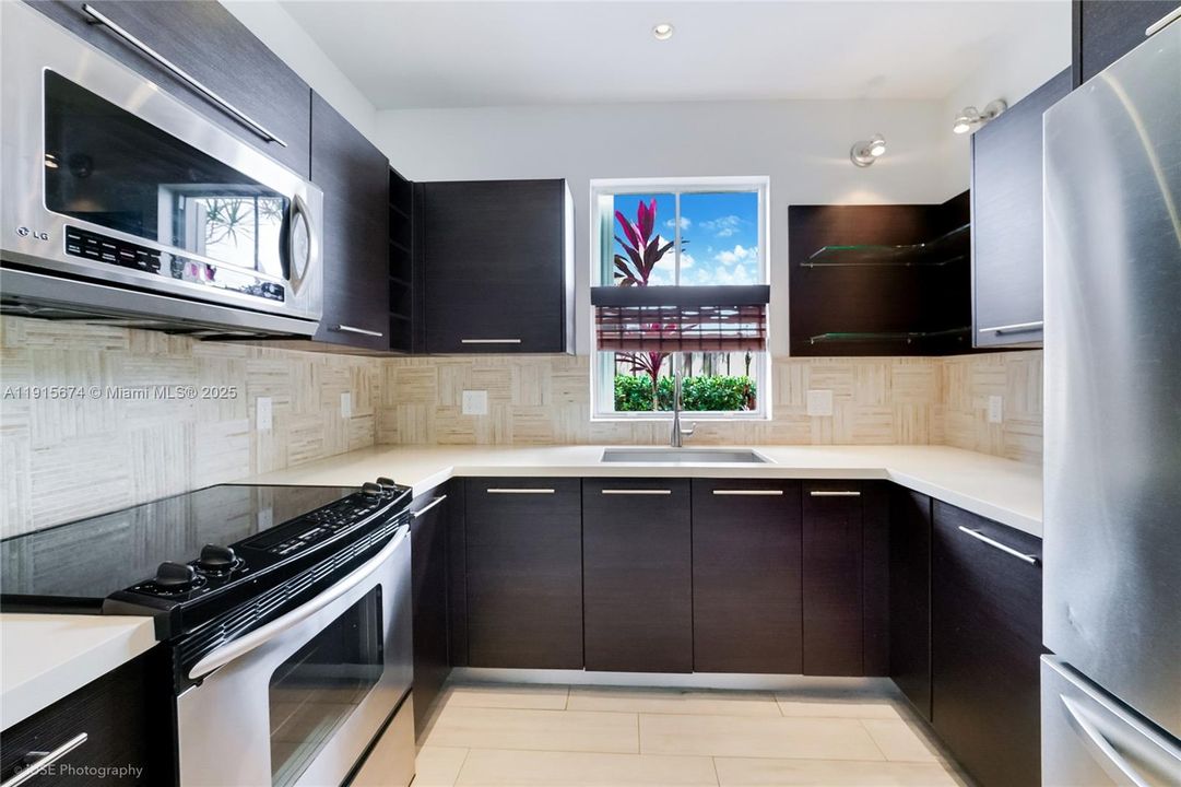 For Sale: $725,000 (2 beds, 1 baths, 840 Square Feet)