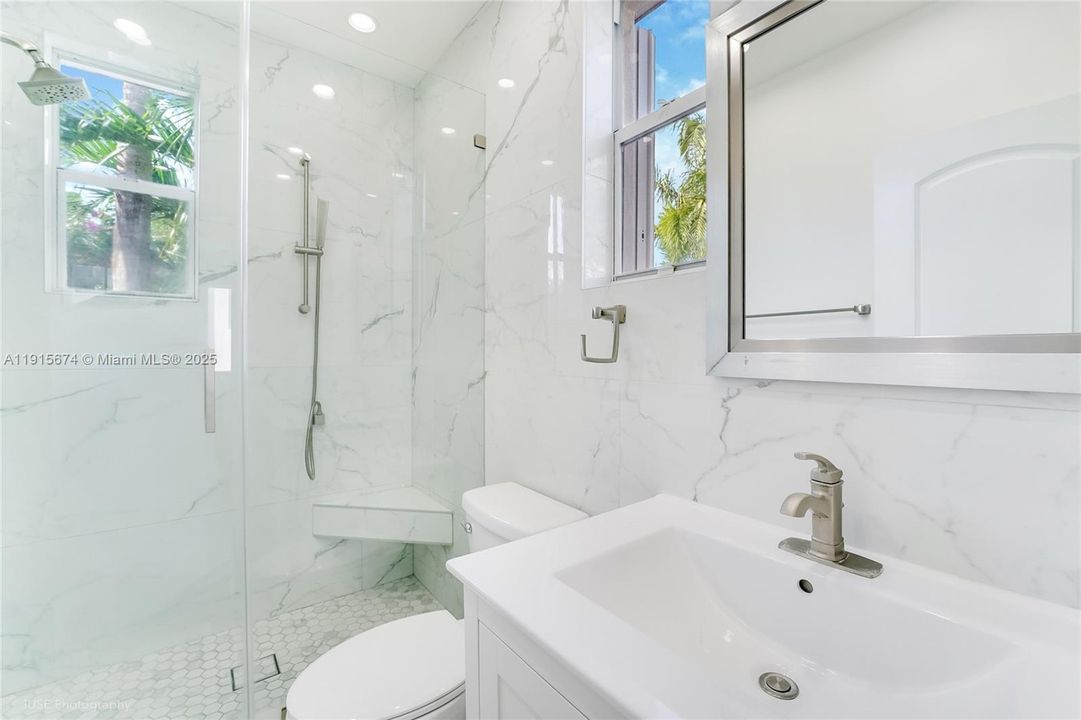 For Sale: $725,000 (2 beds, 1 baths, 840 Square Feet)