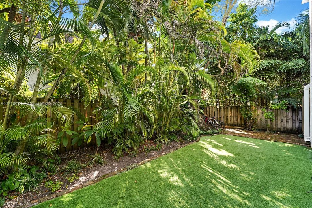 For Sale: $725,000 (2 beds, 1 baths, 840 Square Feet)