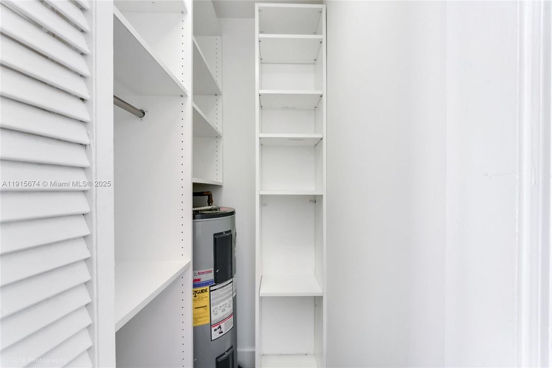 For Sale: $725,000 (2 beds, 1 baths, 840 Square Feet)