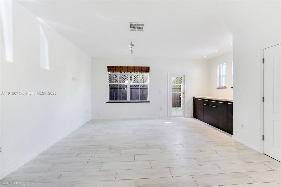 For Sale: $725,000 (2 beds, 1 baths, 840 Square Feet)