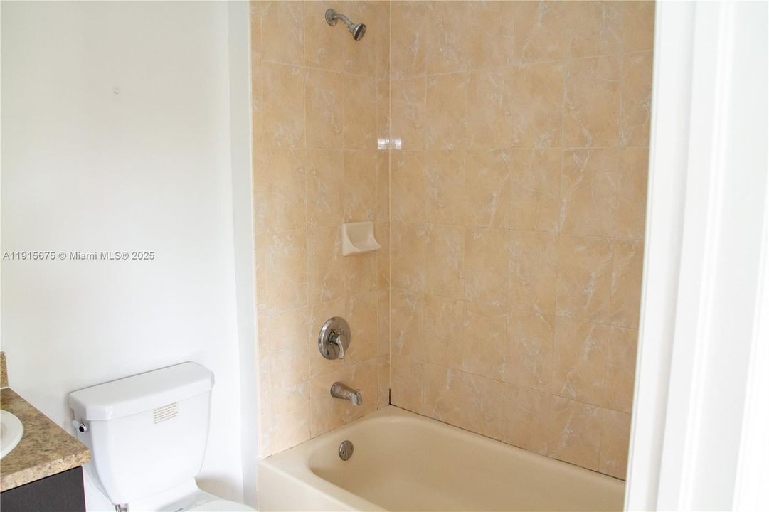 В аренду: $2,200 (3 спален, 3 ванн, 1378 Квадратных фут)