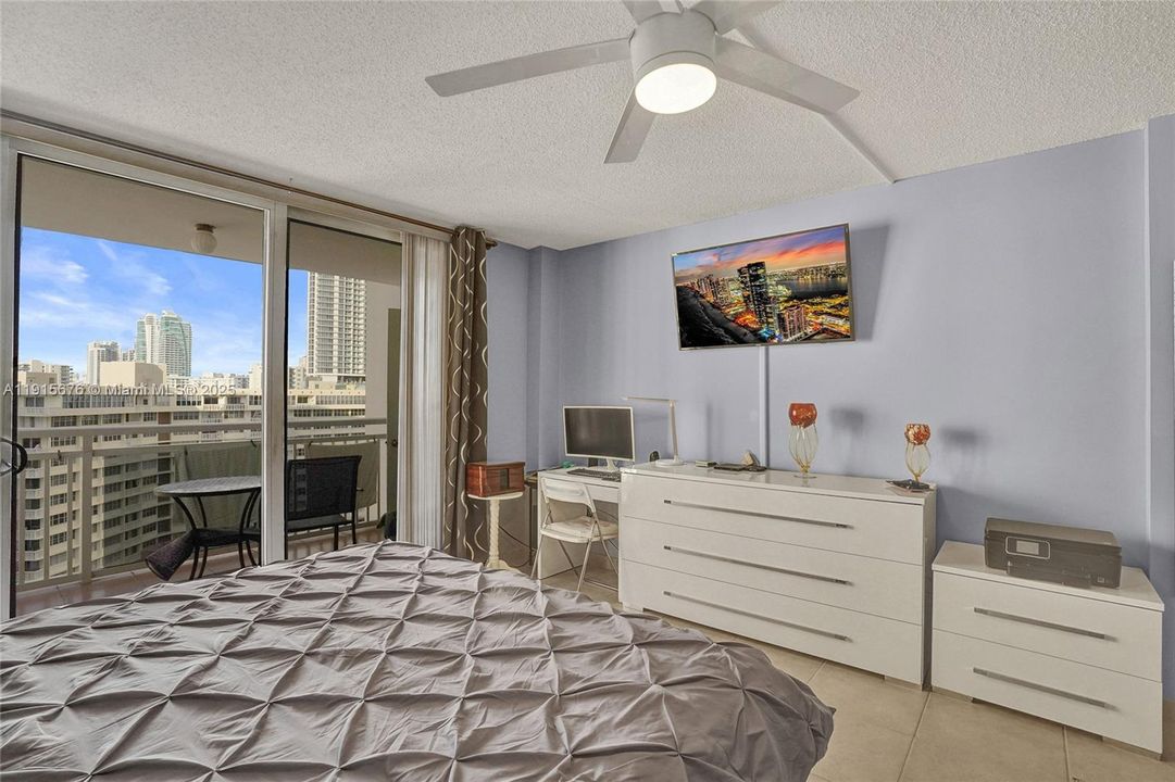 Active With Contract: $275,000 (1 beds, 1 baths, 870 Square Feet)