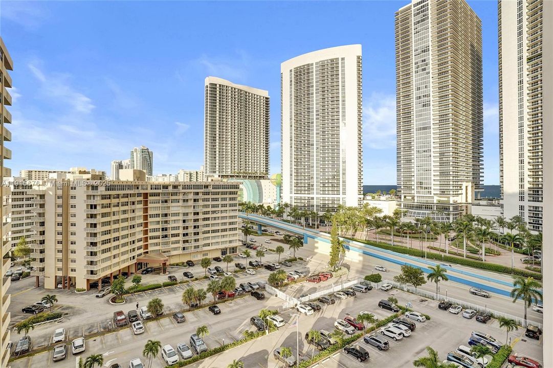 Active With Contract: $275,000 (1 beds, 1 baths, 870 Square Feet)