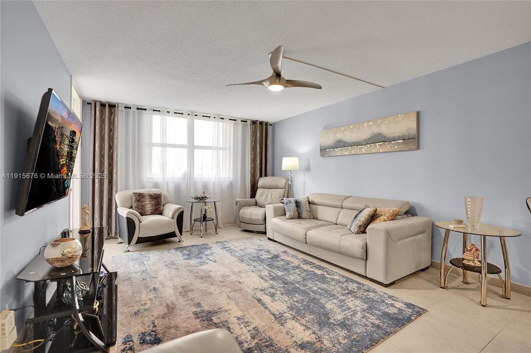 Active With Contract: $275,000 (1 beds, 1 baths, 870 Square Feet)