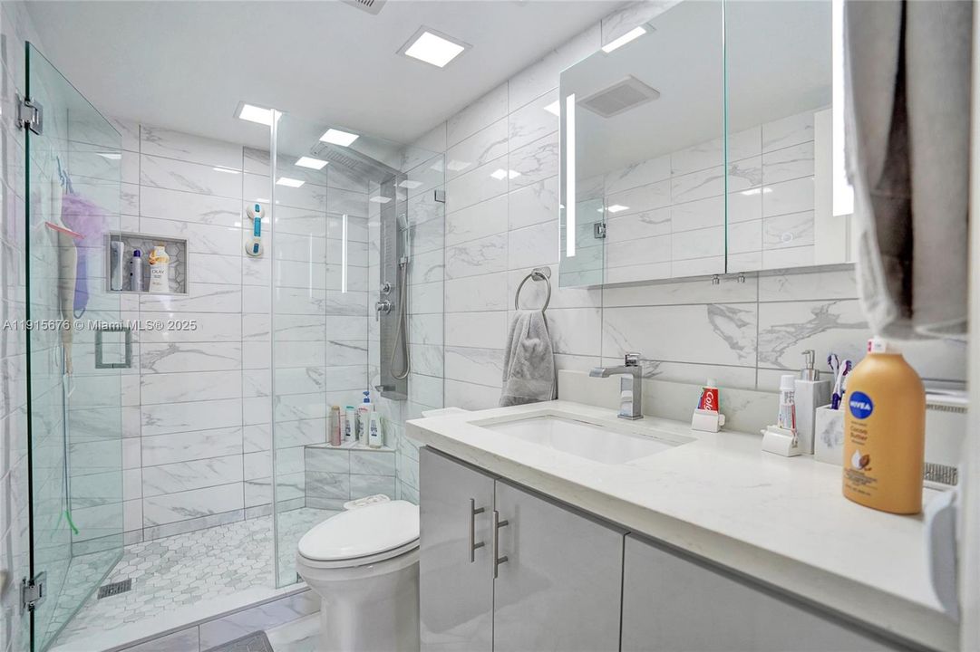 Active With Contract: $275,000 (1 beds, 1 baths, 870 Square Feet)