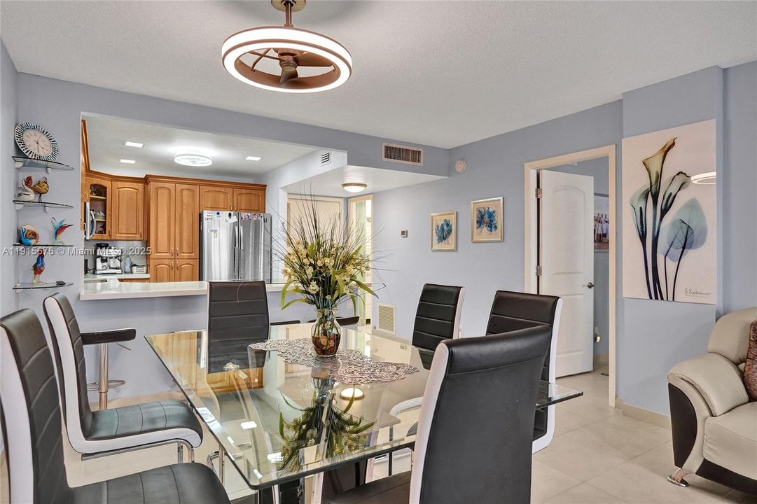 Active With Contract: $275,000 (1 beds, 1 baths, 870 Square Feet)